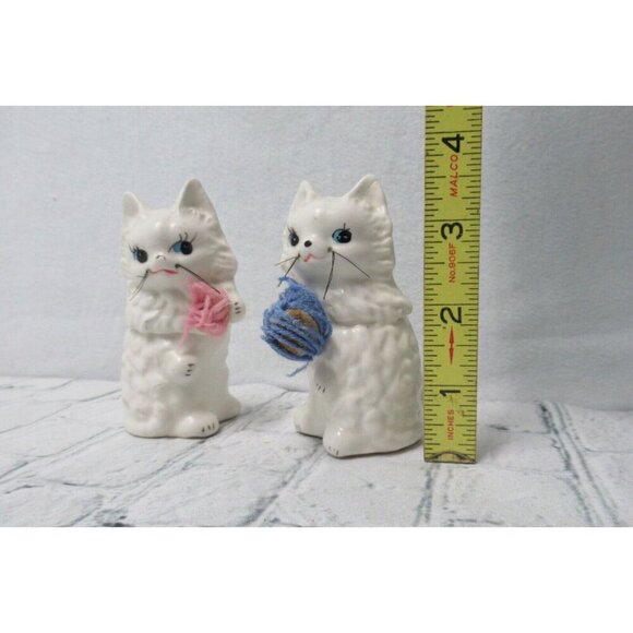 Enesco Vintage Cat Kitten Salt and Pepper Shakers Ball of Yarn Japan MCM - Picture 2 of 4